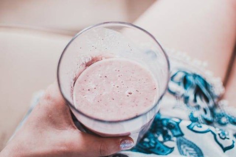 Ilustrasi minuman yoghurt yang terbuat dari air susu dapat mengobati lambung dan usus yang terluka, proses pembuatan yoghurt tersebut karena hasil kerja dari Streptococcus thermophilus. Foto: Pexels/Lisa Fotios