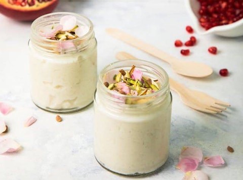 Ilustrasi minuman yoghurt yang terbuat dari air susu dapat mengobati lambung dan usus yang terluka, proses pembuatan yoghurt tersebut karena hasil kerja dari Streptococcus thermophilus. Foto: Pexels/Nuruddin Bharmal