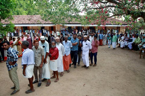 Masyarakat mengantri saat menunggu untuk memberikan suara mereka di tempat pemungutan suara selama pemilihan umum tahap kedua di desa Eramalloor, di negara bagian selatan Kerala, India (26/4/2024) Foto: Sivaram V/REUTERS