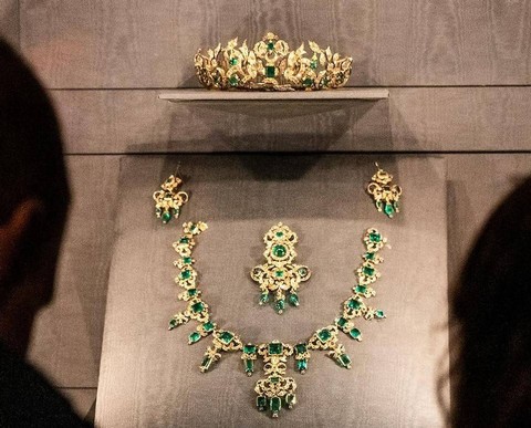 Crown jewels atau permata Kerajaan Denmark bertatahkan batu zamrud yang dipakai oleh Ratu Mary. Foto: Instagram/detdanskekongehus