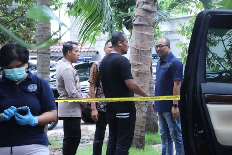 Polisi melakukan olah TKP polisi Polresta Manado di Jalan Mampang Prapatan IV, RT 1/RW2  Kelurahan Tegal Parang, Kecamatan Mampang Prapatan.  Foto: Dok Humas Polres Metro Jakarta Selatan