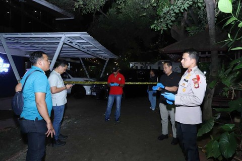 Polisi melakukan olah TKP polisi Polresta Manado di Jalan Mampang Prapatan IV, RT 1/RW2  Kelurahan Tegal Parang, Kecamatan Mampang Prapatan.  Foto: Dok Humas Polres Metro Jakarta Selatan