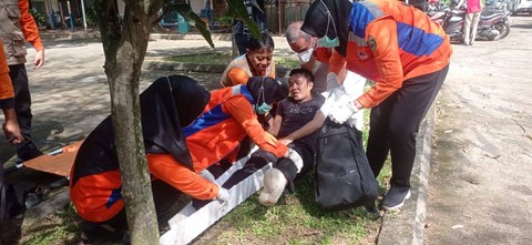 Tim Kesehatan BPBD Sumsel saat mengevakuasi korban banjir bandang, Foto : Abdul Toriq/Urban Id