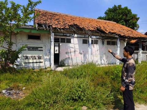 Operator Sekolah, Fasbih, saat menunjukkan bangunan ruang kelas SDN 3 Pekantingan Kabupaten Cirebon yang rusak berat dan tampak lapuk termakan usia. Foto: Tarjoni/Ciremaitoday