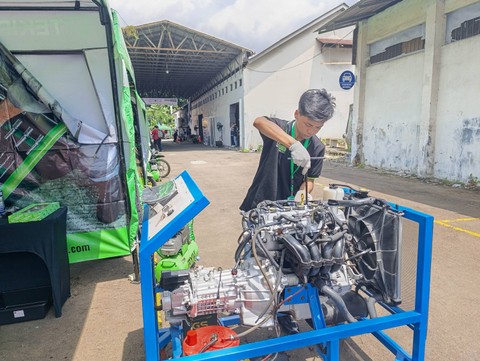 Peserta Tekiro Mechanic Competition 2024 untuk siswa-siswi Sekolah Menengah Kejuruan(SMK) se-Pulau Jawa di kantor pusat Tekiro,Jakarta Utara, Sabtu (27/4/2024).   Foto: Fitra Andrianto/kumparan