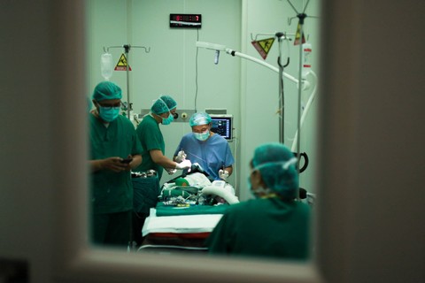 Oprasi: Dokter melakukan operasi bibir sumbing di RSUD Tamansari, Jakarta. Foto: Syawal Febrian Darisman/kumparan
