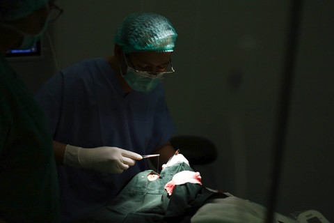 Oprasi Bibir Sumbing: Dokter melakukan operasi bibir sumbing di RSUD Tamansari, Jakarta. Foto: Syawal Febrian Darisman/kumparan