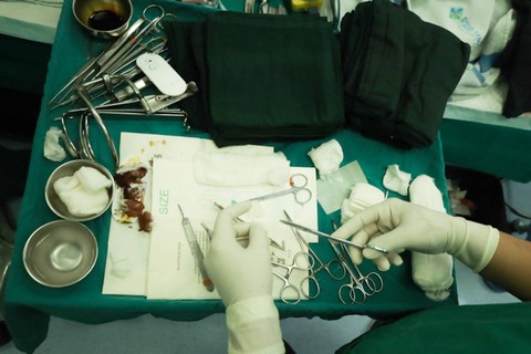 Perlengkapan Alat Medis: Alat medis yang digunakan saat operasi bibir sumbing di RSUD Tamansari Jakarta. Foto: Syawal Febrian Darisman/kumparan