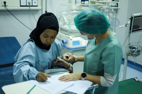 Pendataan Pasien: Dokter berinteraksi dengan pasien dan orang tuanya usai melakukan operasi bibir sumbing di RSUD Tamansari Jakarta. Foto: Syawal Febrian Darisman/kumparan