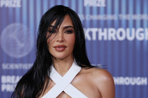 Kim Kardashian ungkap kebiasaan uniknya yang selama ini hanya jadi rumor. Foto: AFP/Etienne Laurent