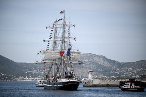 Kapal Barque Belem tiga tiang abad ke-19 Prancis berlayar dari pelabuhan Piraeus dekat Athena dengan api Olimpiade di dalamnya untuk memulai perjalanannya ke Prancis (27/4/2024) Foto: Angelos Tzortzinis / AFP