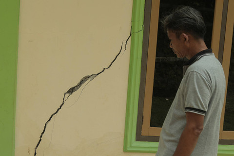 Warga mengamati tembok rumah yang retak akibat pergerakan tanah di Jatisari, Bojongpicung, Kabupaten Cianjur, Jawa Barat, Sabtu (27/4/2024). Foto: Henry Purba/ANTARA FOTO