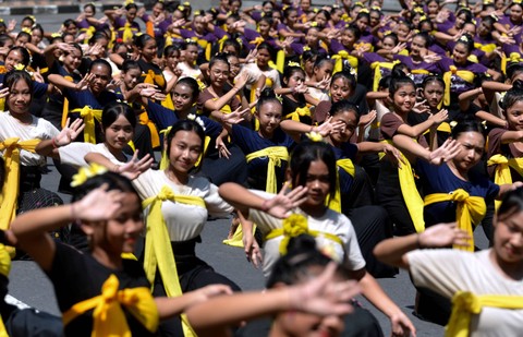 Sejumlah anak menarikan Tari Sekar Jempiring secara massal dalam rangkaian kegiatan Naluriku Menari di Denpasar, Bali, Sabtu (27/4/2024).  Foto: Fikri Yusuf/ANTARA FOTO