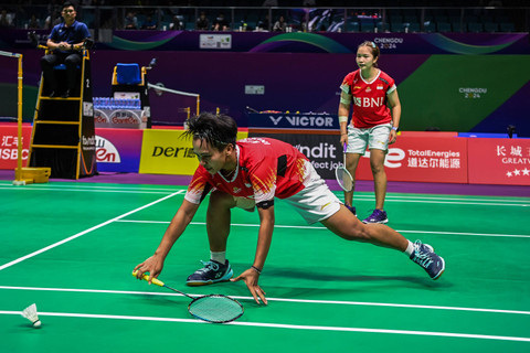 Pebulu tangkis ganda putri Indonesia Rachel Allessya Rose (kanan) dan Meilysa Puspitasari (kiri) berusaha mengembalikan kok pada pertandingan babak kualifikasi grup Piala Uber 2024 di Chengdu Hi Tech Zone Sports Center Gymnasium, China, Sabtu (27/4) Foto: Galih Pradipta/ANTARA FOTO