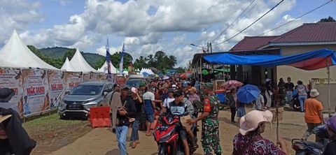 Warga saksikan acara Naik Dango di Mempawah. Foto: Muhammad Zain/Hi!Pontianak