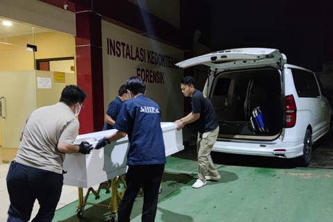 Jenazah Brigadir Ridhal dibawa ke Manado dari RS Polri Kramat Jati, Sabtu (27/4/2024) Foto: Jonathan Devin/kumparan