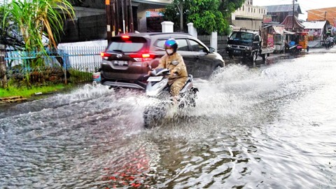 Banjir yang terjadi di wilayah Kelurahan Lorok Pakjo Palembang akibat deras hujan yang kerap terjadi di sore hari, Sabtu (27/4) Foto: ary priyanto/urban id