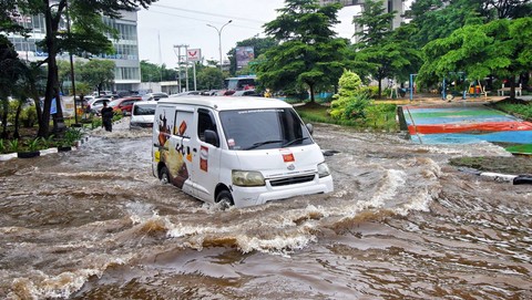 Banjir yang merendam jalur di perempatan Polda Sumsel yang kerap terjadi akibat curah hujan tinggi, Sabtu (27/4) Foto: ary priyanto/urban id