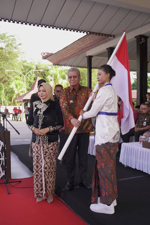 Katyea Ebri Safitri saat dilepas Pj Gubernur Kalbar, Harisson dan Kadisporapar, Windy Prihastari. Foto: Dok. Adpim Pemprov Kalbar