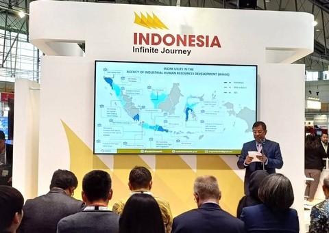 Kepala Badan Pengembangan Sumber Daya Manusia Industri Kementerian Perindustrian, Masrokhan saat memberikan keynote speech pada Business Forum di Pavilun Indonesia, Hannover Messe, Kamis (25/4). dok. Kemenperin