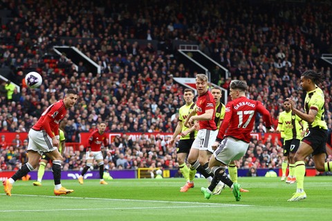 Alejandro Garnacho dari Manchester United menembak ke gawang Foto: Carl Recine/REUTERS