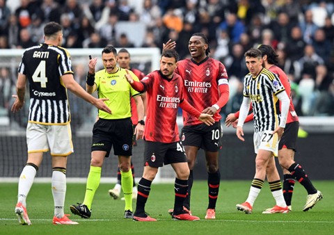 Reaksi Rafael Leao dari AC Milan Foto: Daniele Mascolo/Reuters