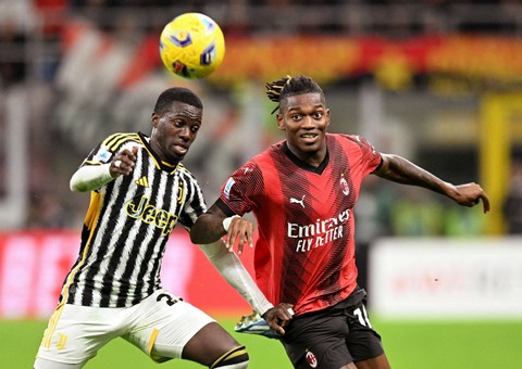 Rafael Leao dari AC Milan beraksi bersama Timothy Weah dari Juventus  Foto: Daniele Mascolo/Reuters