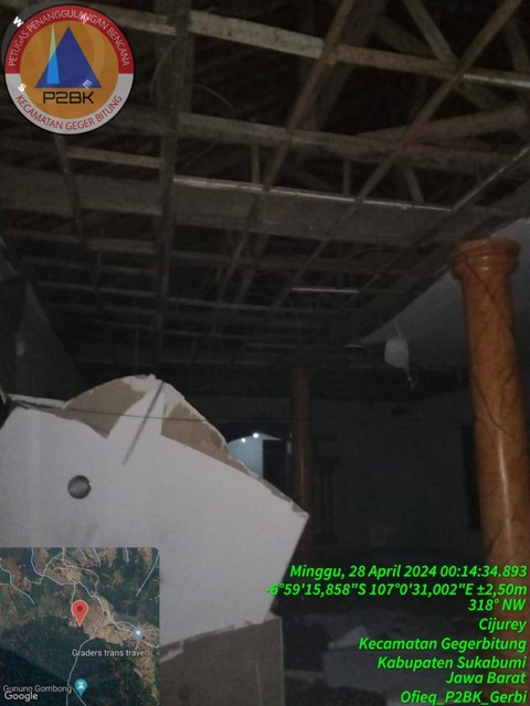 Kondisi masjid di Kampung Datardangdeur yang rusak akibat gempa Garut. Foto: BPBD Kabupaten Sukabumi