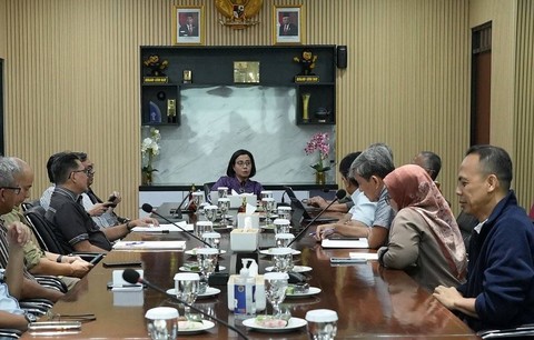 Menteri Keuangan Sri Mulyani saat berkunjung ke kantor Direktorat Jenderal Bea dan Cukai (DJBC). dok. instagram/@smindrawati