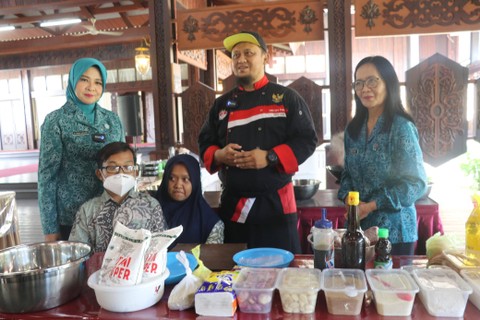 Windy foto bersama saat membuka pelatihan keterampilan untuk difabel. Foto: Dok. Adpim Pemprov Kalbar