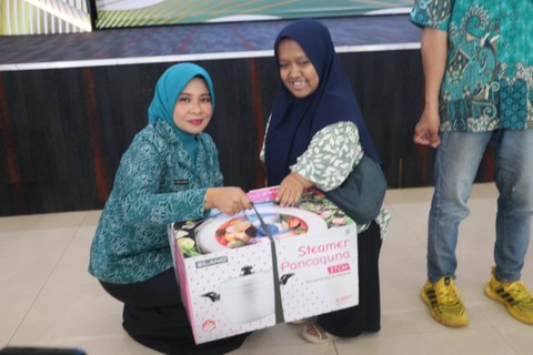 Windy memberikan bantuan untuk difabel. Foto: Dok. Adpim Pemprov Kalbar