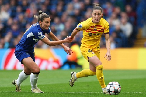 Gelandang Chelsea Johanna Rytting Kaneryd (kiri) berebut bola dengan bek Barcelona Ona Batlle pada pertandingan sepak bola leg kedua semifinal Liga Champions Wanita UEFA antara Chelsea dan Barcelona di Stamford Bridge, di London. Foto: Adrian Dennis/AFP