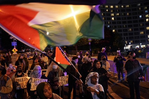 Orang-orang berdemonstrasi untuk mendukung warga Palestina di Gaza, selama protes di dekat Makan Malam tahunan Asosiasi Koresponden Gedung Putih (WHCA) di Washington, AS, 27 April 2024. Foto: REUTERS/Nathan Howard