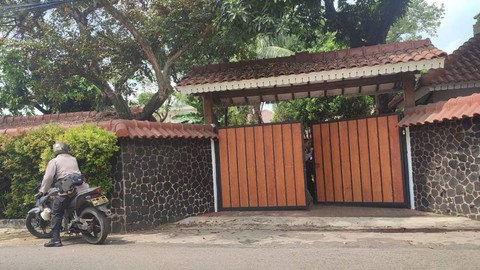 Suasana di sekitar rumah pengusaha batu bara tempat Brigadir Ridhal tewas diduga bunuh diri pada Minggu (28/4). Foto: Rachmadi Rasyad/kumparan
