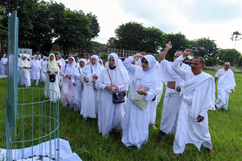 Sejumlah jamaah calon haji mengikuti manasik haji di Banyuwangi, Jawa Timur, Minggu (28/4/2024). Foto: ANTARA FOTO/Budi Candra Setya