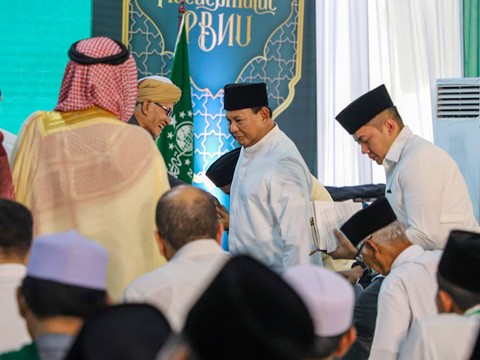 Presiden terpilih Prabowo Subianto bersiap memberikan sambutan saat menghadiri halalbihalal PBNU di Salemba, Jakarta Pusat, Minggu (28/4).  Foto: Iqbal Firdaus/kumparan