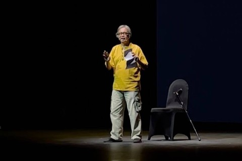 Butet di hari Puisi Nasional tampil membawakan puisi Joko Pinurbo di Pagelaran Seni IA UII, Minggu (28/4/2024). Foto: Tiara Hasna/kumparan