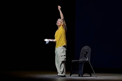 Butet di hari Puisi Nasional tampil membawakan puisi Joko Pinurbo di Pagelaran Seni IA UII, Minggu (28/4/2024). Foto: Tiara Hasna/kumparan