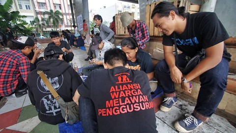 Aktivitas lapak kolase yang juga menjadi bagian dalam kegiatan bulanan komunitas lapak gratis Palembang, Minggu (28/4) Foto: ary priyanto/urban id