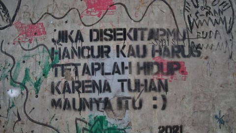 Tagline yang tertera di djnding fly over tak jauh dari lokasi penyeleggaraan acara lapak gratis yang digagas komunitas Palembang, Minggu (28/4) Foto: ary priyanto/urban id