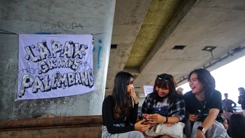 Anggota komunitas lapak gratis Palembang hang kerap menggelar berbagai acara setiap bulannya, Minggu (28/4) Foto: ary priyanto/urban id