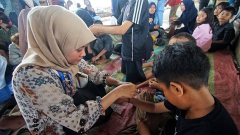 Aksi mahasiswi yang memberikan workshop pembuatan aksesoris di kegiatan laak gratis yang digagas komunitas Palembang, Minggu (28/4) Foto: ary priyanto/urban id