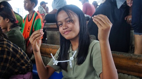 Seorang anak yang memamerkan hasil karyanya usai mengikiti workshop yang digelar di kegiatan lapak gratis oleh komunitas Palembang, Minggu (28/4) Foto: ary priyanto/urban id