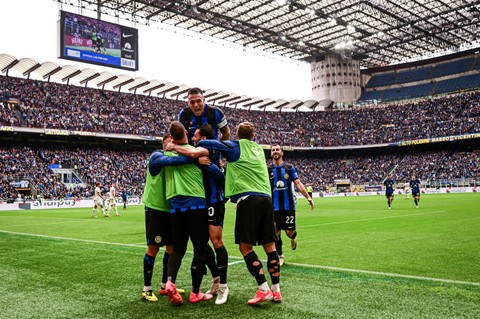 Selebrasi pemain Inter Milan usai mencetak gol ke gawang Torino pada pertandingan lanjutan Liga Italia di Stadion Giuseppe Meazza, Milan, Italia, Minggu (28/4/2024). Foto: Piero Cruciatti/AFP