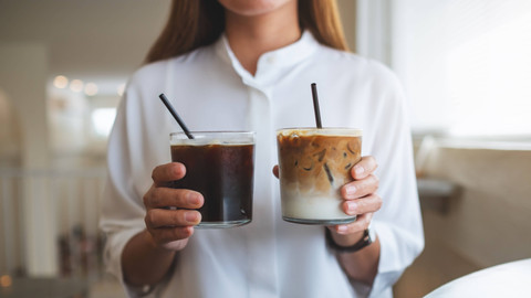 Ilustrasi kopi susu dan kopi hitam. Foto: Farknot Architect/Shutterstock