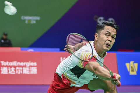 Pebulu tangkis tunggal putra Indonesia Anthony Sinisuka Ginting berusaha mengembalikan kok ke arah lawannya pebulu tangkis tunggal putra Thailand Panitchaphon Teeraratsakul dalam babak kualifikasi grup piala Thomas 2024 di China. Foto: ANTARA FOTO/Galih Pradipta