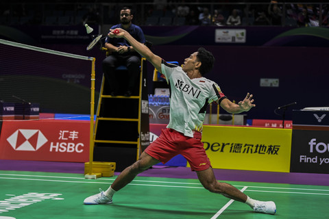 Pebulu tangkis tunggal putra Indonesia Chico Aura Dwi Wardoyo berusaha mengembalikan kok ke arah lawannya dalam babak kualifikasi grup Piala Thomas 2024 di Chengdu Hi Tech Zone Sports Center Gymnasium, Chengdu, China, Senin (29/4/2024). Foto: ANTARA FOTO/Galih Pradipta