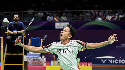 Pebulu tangkis tunggal putra Indonesia Chico Aura Dwi Wardoyo berusaha mengembalikan kok ke arah lawannya dalam babak kualifikasi grup Piala Thomas 2024 di Chengdu Hi Tech Zone Sports Center Gymnasium, Chengdu, China, Senin (29/4/2024). Foto: ANTARA FOTO/Galih Pradipta