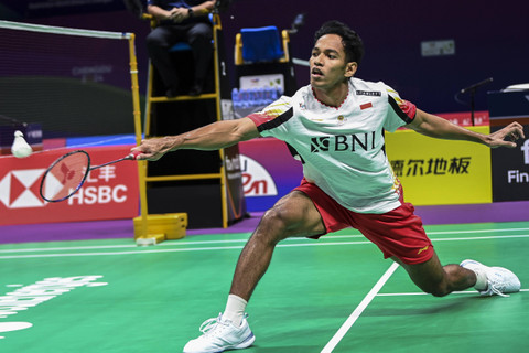 Pebulu tangkis tunggal putra Indonesia Chico Aura Dwi Wardoyo berusaha mengembalikan kok ke arah lawannya dalam babak kualifikasi grup Piala Thomas 2024 di Chengdu Hi Tech Zone Sports Center Gymnasium, Chengdu, China, Senin (29/4/2024). Foto: ANTARA FOTO/Galih Pradipta