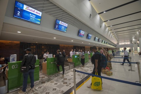 Sejumlah calon penumpang pesawat komersial antre untuk "check in" di Bandara Adi Soemarmo, Boyolali, Jawa Tengah, Senin (29/4/2024). Foto:  ANTARA FOTO/Aloysius Jarot Nugroho